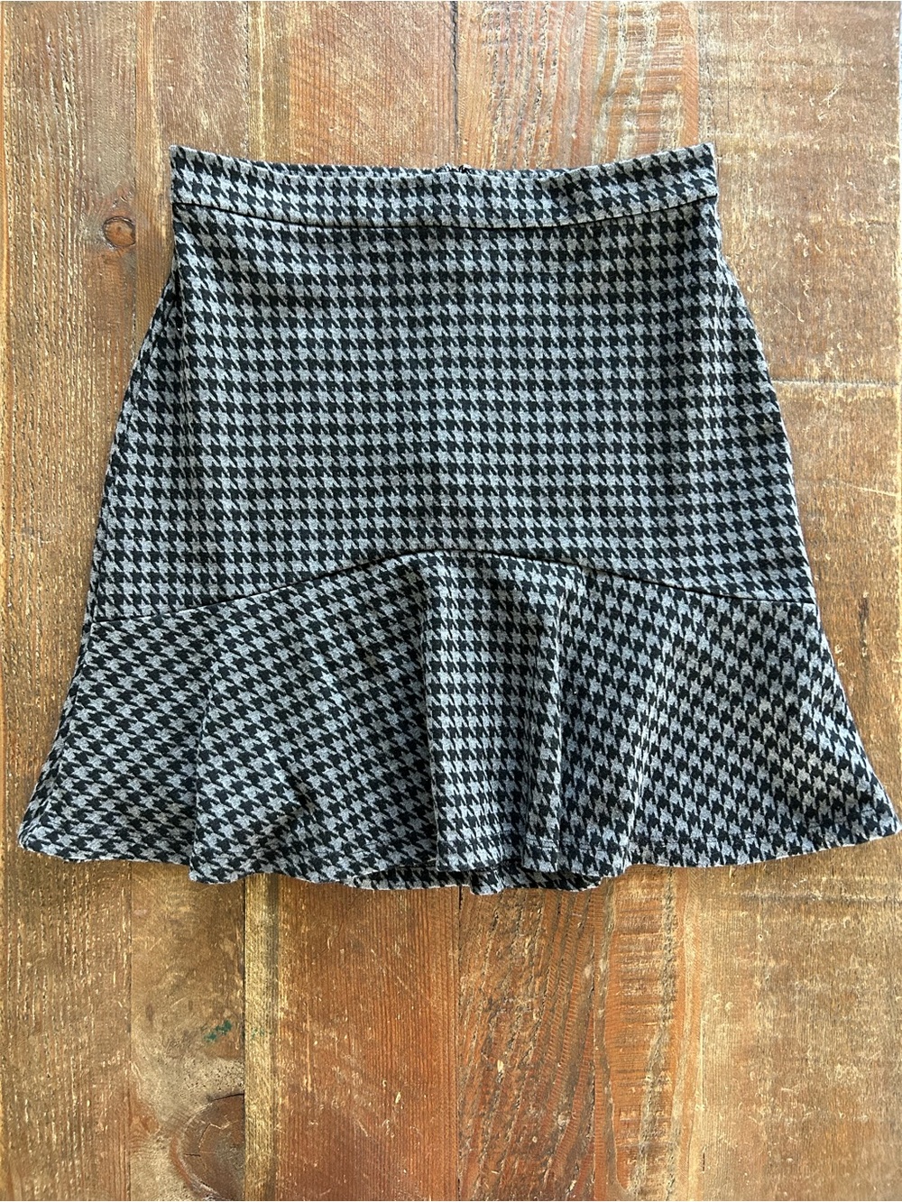 Banana Republic Preppy Houndstooth Flared Black & Gray Mini Skirt - Size 0